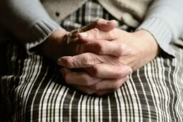 Bătrână de 90 de ani, păgubită cu 24.000 de lei prin metoda ACCIDENTUL