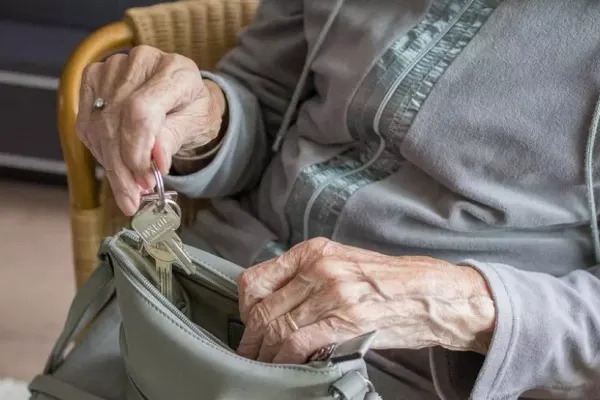 Câți bani pierd lunar pensionarii din cauza inflației. Conflicte în coaliţie pe majorarea veniturilor
