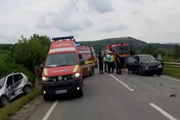 GALERIE FOTO  Șapte persoane, implicate într-un accident pe DN 15! Toate au ajuns la spital
