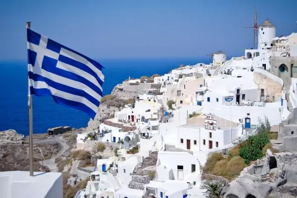 Presă: Turiștii care vizitează Grecia, buni de plată. O suprataxă de 20 de euro pentru servicii de sănătate, luată în calcul de autorități