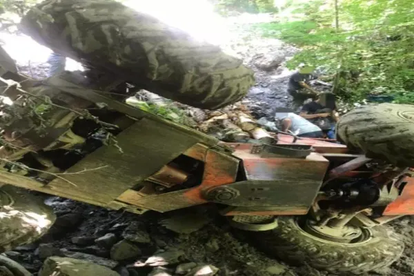 Accident grav într-o pădure din Suplai! O victimă, după ce s-a răsturnat cu tractorul plin cu lemne