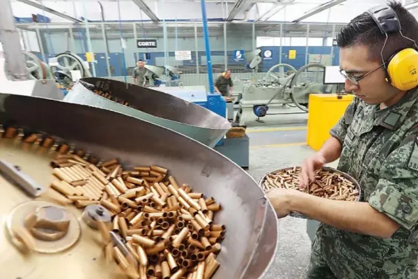 Limita vârstei de pensionare pentru angajații din industria de armament scade cu 13 ani