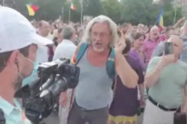 VIDEO Jurnaliștii Realitatea PLUS, bruscați și jigniți la protestul anti-carantinare din Piața Victoriei