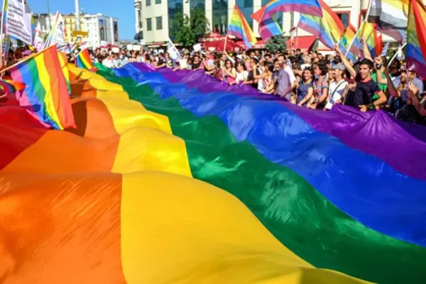 Interzicerea legalizării căsătoriilor între homosexuali în Rusia, în linie dreaptă
