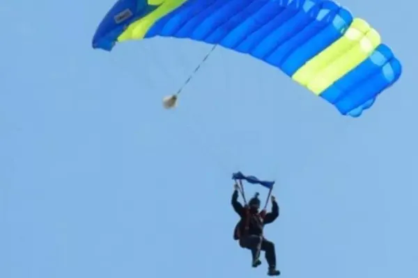Un tânăr de 16 ani a căzut de la 1.200 de metri după ce parașuta nu i s-a deschis complet - A fost preluat de ambulanța SMURD - Care e starea lui de sănătate