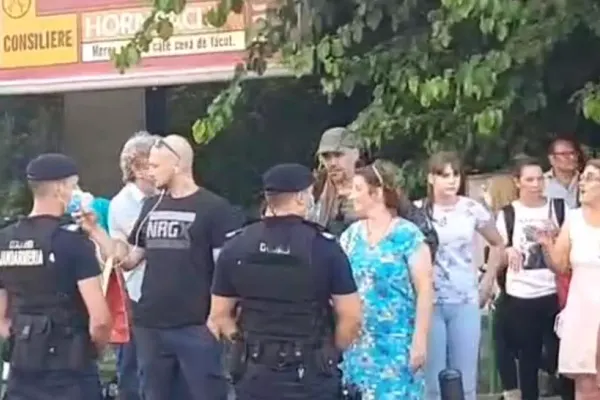 Violențe în fața Guvernului: protestatari ÎNCĂTUȘAȚI de jandarmi: ”Ori mor ei, ori MURIM noi”. Ce sancțiuni au primit