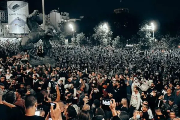 Zeci de răniți și zeci de arestări la Belgrad, după protestele față de reintroducerea restricțiilor epidemiologice