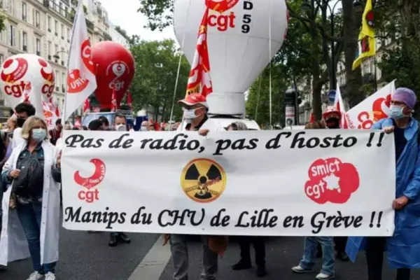 Proteste VIOLENTE la Paris, de Ziua Franței: mii de oameni pe străzi. Scutierii au intervenit cu gaze lacrimogene
