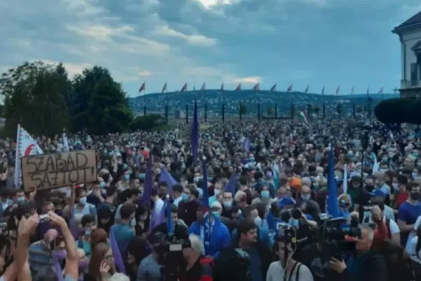 VIDEO Proteste masive la Budapesta, după ce jurnaliștii celui mai important portal independent de știri au demisionat