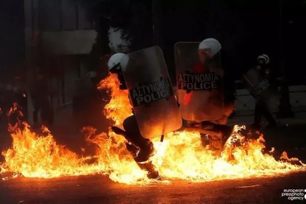 VIDEO Proteste violente în Grecia, poliția a intervenit cu gaze lacrimoge, protestatarii au incendiat forțe de ordine