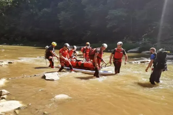 FOTO/Copil de 12 ani accidentat după ce a căzut de pe o stâncă, pe Cheile Lăpuşului