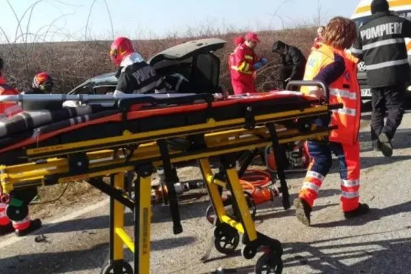 Accident grav, în jud. Sibiu. Mașină spulberată de o platformă auto: 4 victime, între care un copil