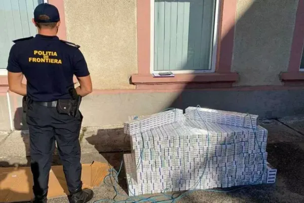 VIDEO Țigări de contrabandă de peste 78.000 de lei, descoperite de polițiști în tavanul fals al unui microbuz