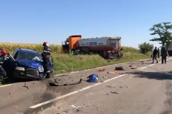 Pericol de EXPLOZIE în județul Botoșani: Cisternă încărcată cu carburant, izbită din plin de un autoturism