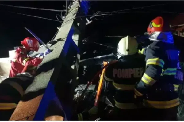 Accident violent în județul Timiș. Mașină izbită de un stâlp de electricitate: Doi tineri de 15 ani au murit, alți trei au fost răniți