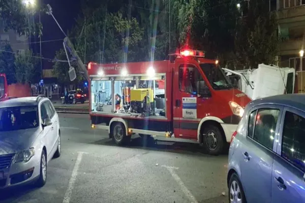 Accident MORTAL în centrul Aradului! Un tânăr și-a pierdut viața după ce a intrat cu microbuzul într-un stâlp de înaltă tensiune