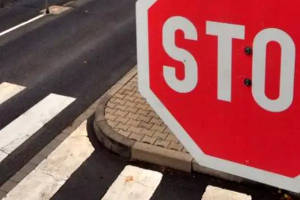 Tânără din Cluj spulberată de o șoferiță pe trecerea de pietoni