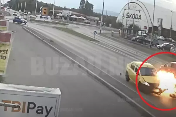 VIDEO - Grav accident - Un polițist, aruncat de pe motocicletă de către o șoferiță