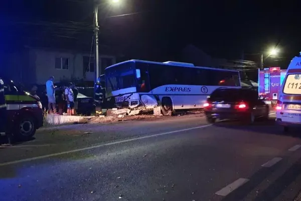 Accident grav în Gorj, un autobuz cu angajați de la CE Oltenia a ajuns în șanț