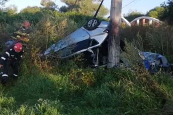 FOTO Accident cumplit în Harghita, un tânăr a murit după ce s-a înfipt cu mașina în stâlp