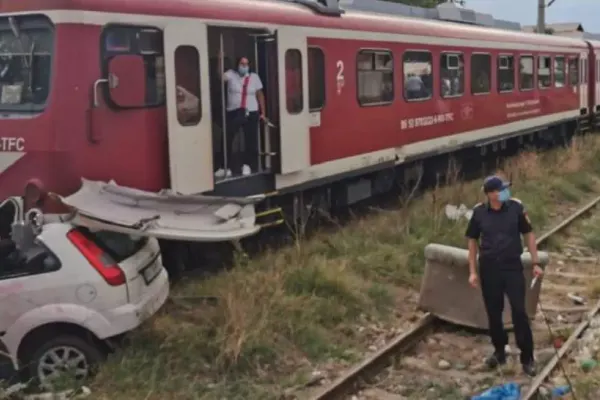 Accident tragic în Ploiești. Un mort și un rănit grav, după ce un tren a lovit un autoturism