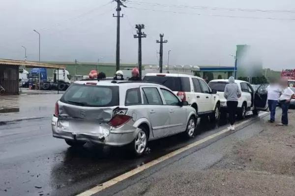 Accident în lanț la intrare pe Autostrada A3, în Turda: CINCI mașini implicate. Avarii la patru autoturisme și un camion