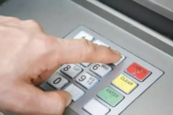 Un hoț care bloca fantele bancomatelor a fost săltat de polițiști. Cum au fost păcălite victimele