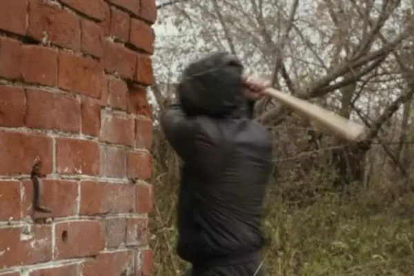 Scandal uriaș, într-o localitate din Sălaj: polițiști atacați cu bâte și pietre