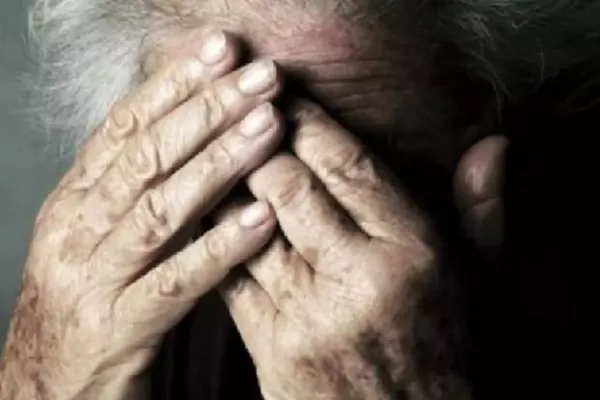 O bătrână aflată în izolare, cercetată penal după ce a ieșit să-și ia alimente. A mâncat doar zahăr zile la rând