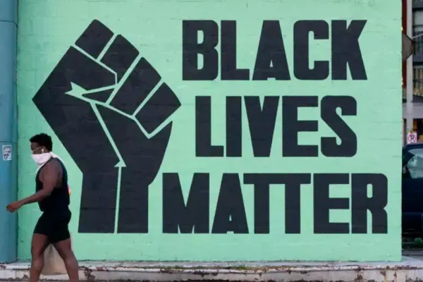 Protestele Black Lives Matter se intensifică peste Ocean. Protestatarii și forțele de ordine s-au ciocnit în fața casei primarului din Los Angeles