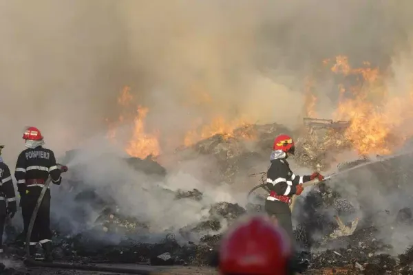 Mesaj RO-Alert la prima ora a dimineții: Eliberați căile de acces pentru intervenție - Incendiu lângă un rezervor de 5 tone de motorină
