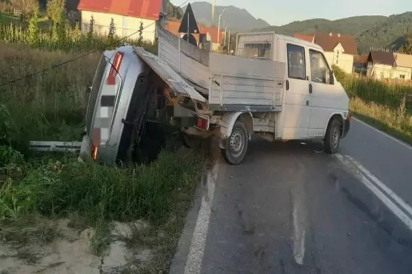 FOTO: Accident pe DN 17D! Un bărbat a fost transportat la spital. Șoferul nu s-a asigurat la schimbarea direcției de mers