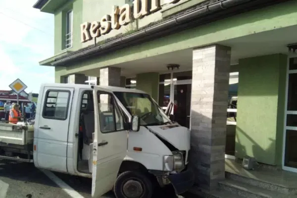 Un șofer din Mureș a intrat cu mașina într-un restaurant din Sibiu. Trei persoane au fost rănite (FOTO)