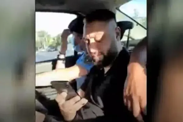VIDEO Sfidare supremă, polițiști batjocoriți de către interlopi, chiar în mașina de serviciu