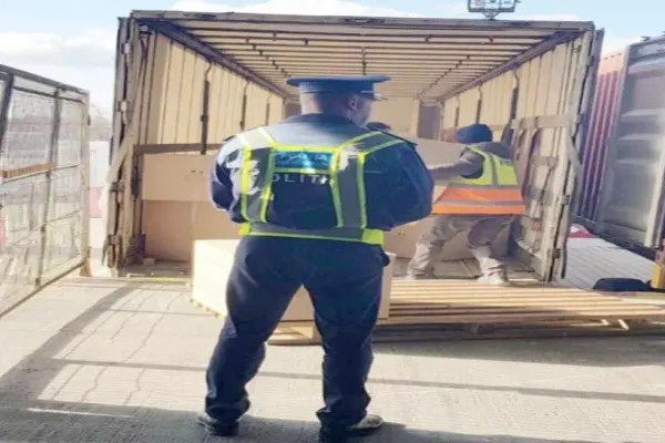 Sute de jucării contrafăcute în China, confiscate de polițiști în portul Constanța