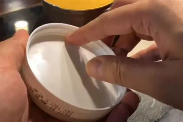 VIDEO – Ce este ascuns in capacul fiecarui borcan de Nutella – Putina lume stie asta