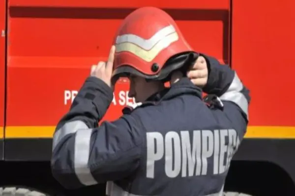 Incendiu în Pitești: Un bărbat a aprins focul în apartament și a ieșit cu un cuțit la polițiști - 20 de locatari ai blocului au fost evacuaţi
