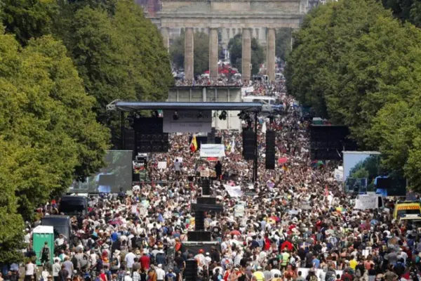 UPDATE Germanii au ieșit în stradă să protesteze față de restricțiile anti-coronavirus, fără măști și fără distanțare. Intervenție în FORȚĂ a poliției
