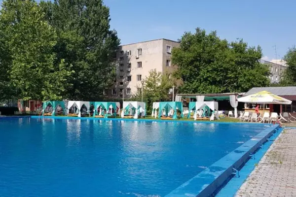 ANPC: Apă murdară în bazine, mizerie și alimente stricate în ștrandurile din Capitală. Ștrandul Berceni, ÎNCHIS, ștrandul Crângași, AMENDAT