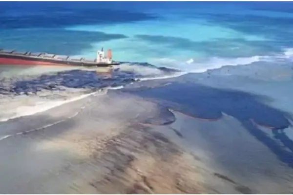 Stare de urgență ecologică în Mauritius: Tone de petrol au ajuns în ocean!