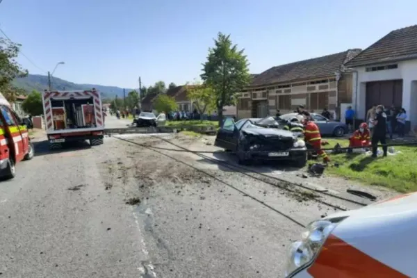 Accident cumplit, în jud. Caraș Severin: doi tineri au murit striviți de un stâlp