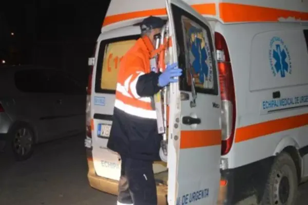 Accident bizar în Gorj | Pasageră dintr-o maşină lovită de o piatră, căzută de pe versant, pe Defileul Jiului