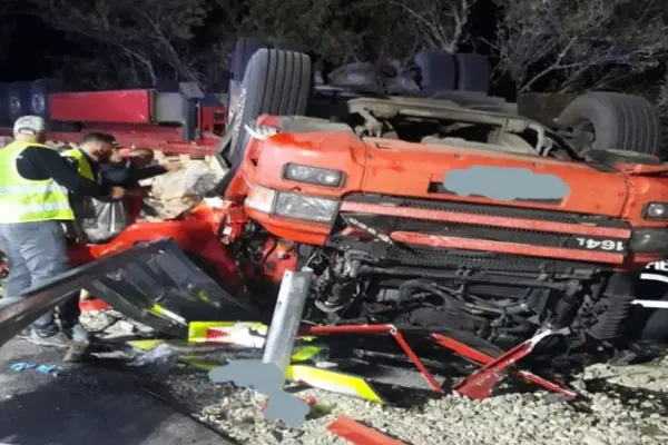 Accident grav, în apropiere de Dej: un mort, după ce un TIR s-a răsturnat