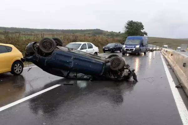 FOTO | Accident teribil în apropiere de Vâlcele! Un șofer s-a răsturnat cu mașina