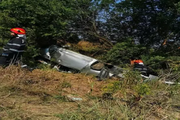 FOTO Accident grav pe A1. O tânără, găsită inconștientă la 15 metri de mașină