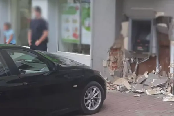 Accident cumplit în Piatra Neamț. Un tânăr a fost strivit de o mașină, în fața unui bancomat