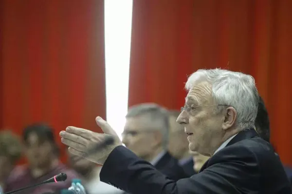 Începe procesul lui Mugur Isărescu. Guvernatorul BNR, acuzat că a colaborat cu Securitatea