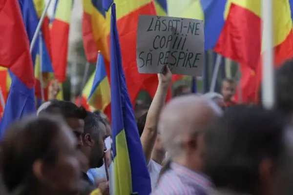 Scandal la protestele din Piața Victoriei. Se amplifică tensiunile: Protestatarii care nu vor școală online, luați pe sus