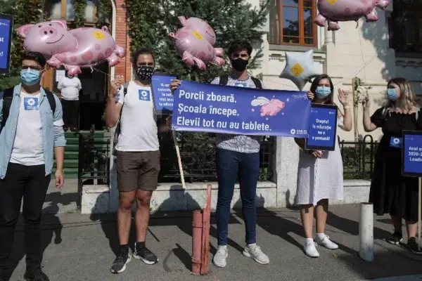 FOTO/ Prima zi de scoală cu proteste: Elevii, în fața sediului Ministerului Educației, nemulțumiți de modul în care a decurs achiziția tabletelor