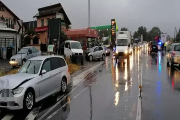FOTO/ Accident cu patru mașini în județul Ialomița. O persoană transportată la spital
